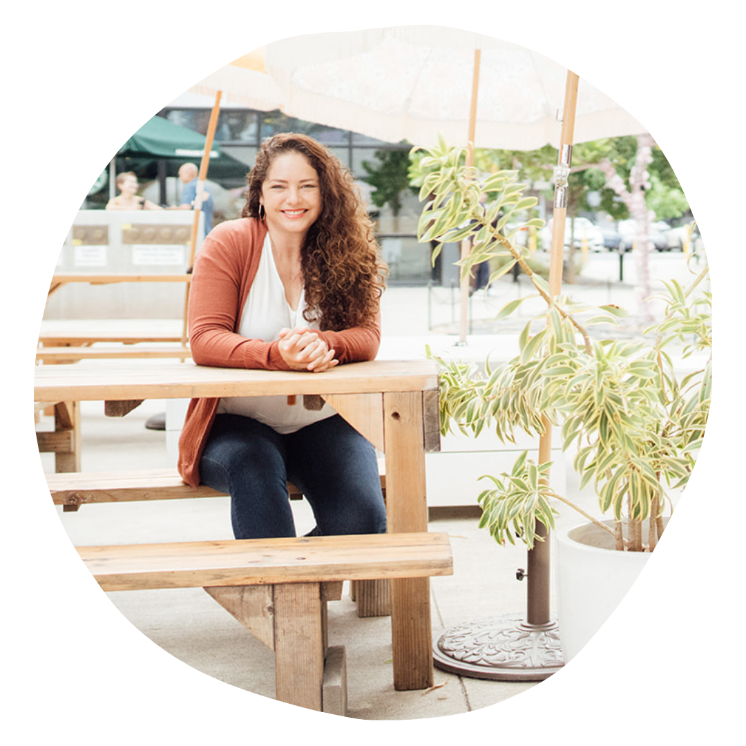 Jenn sitting circle_transparent